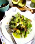 Receta de aderezo de albahaca para ensalada de hojas verdes y aguacate.