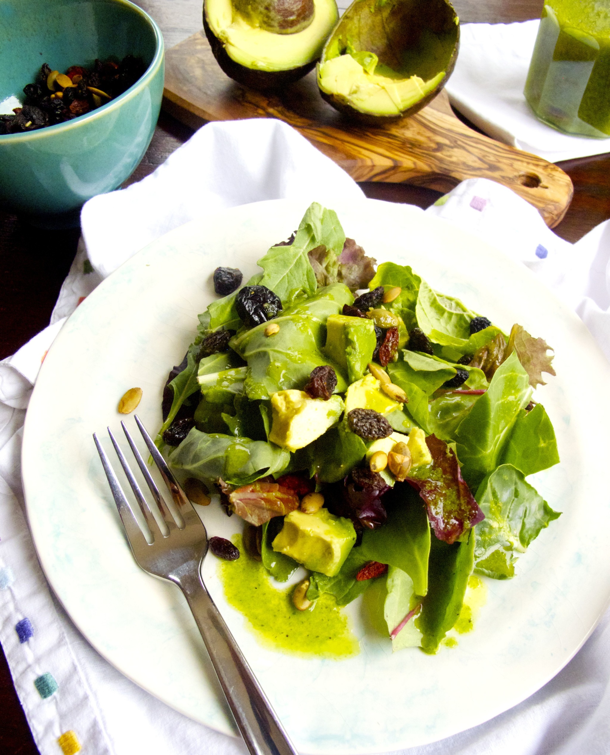 Receta de aderezo de albahaca para ensalada de hojas verdes y aguacate.