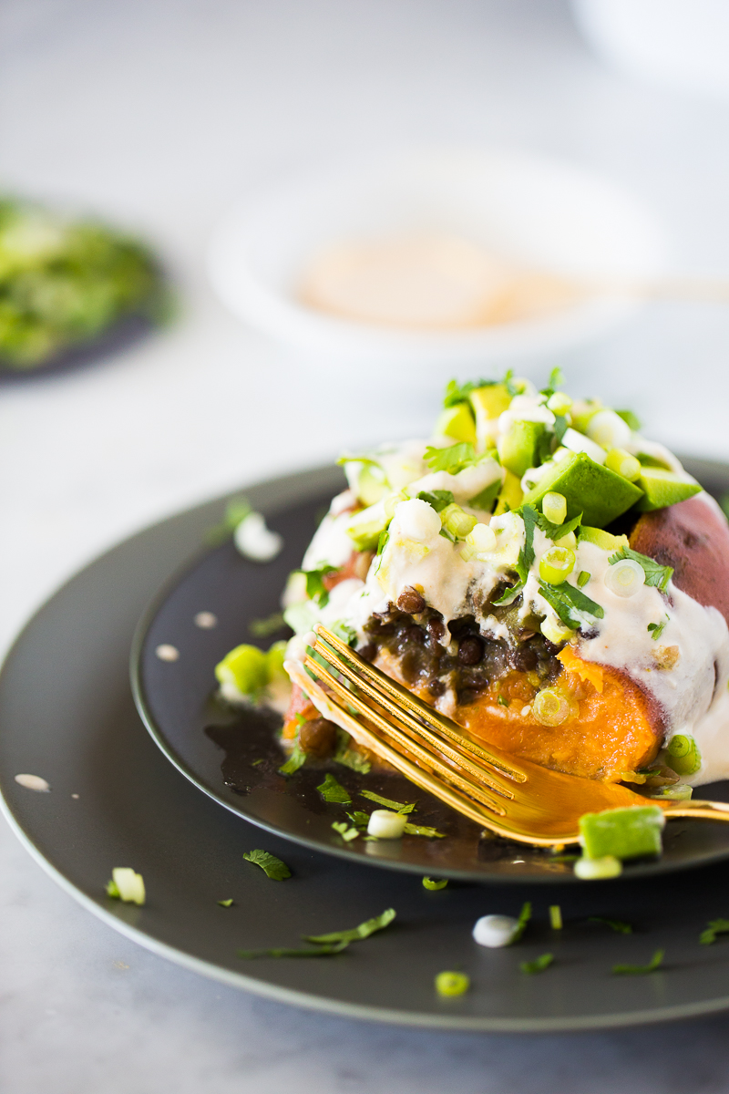 Healthy Mexican loaded sweet potatoes with lentils in salsa verde, topped with diced avocado, cashew crema, cilantro, and scallions. Yum.
#vegan, #veganmexican,#authenticmexicanrecipe