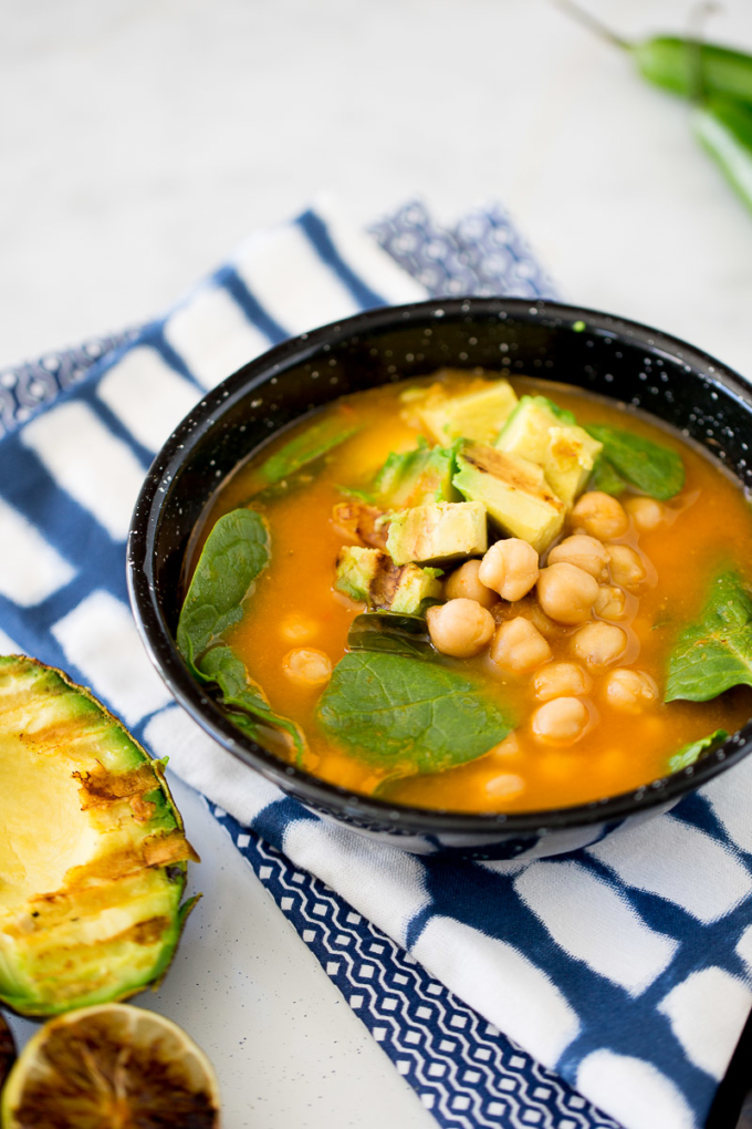 Sopa de garbanzo y espinaca vegana, fácil y rápida de hacer. Chickpea soup with roasted avocado and charred lime