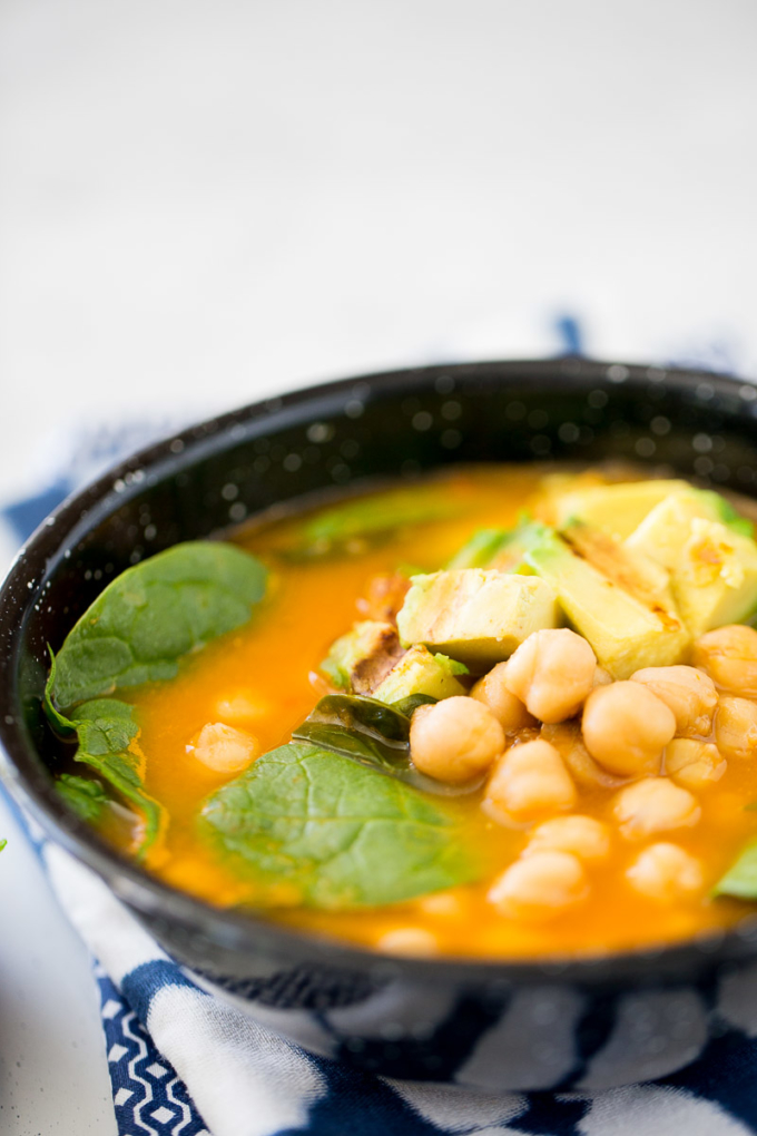 Sopa de garbanzo y espinaca vegana, fácil y rápida de hacer. Chickpea soup with roasted avocado and charred lime