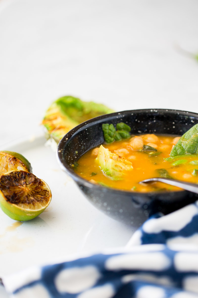 Sopa de garbanzo y espinaca vegana, fácil y rápida de hacer. Chickpea soup with roasted avocado and charred lime