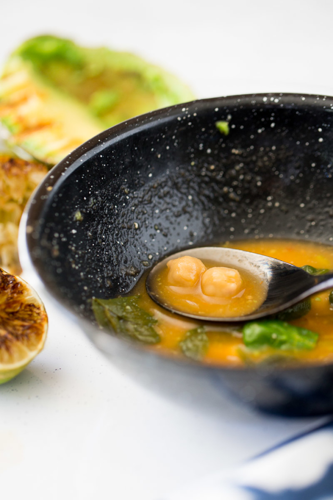 Sopa de garbanzo y espinaca vegana, fácil y rápida de hacer. Chickpea soup with roasted avocado and charred lime