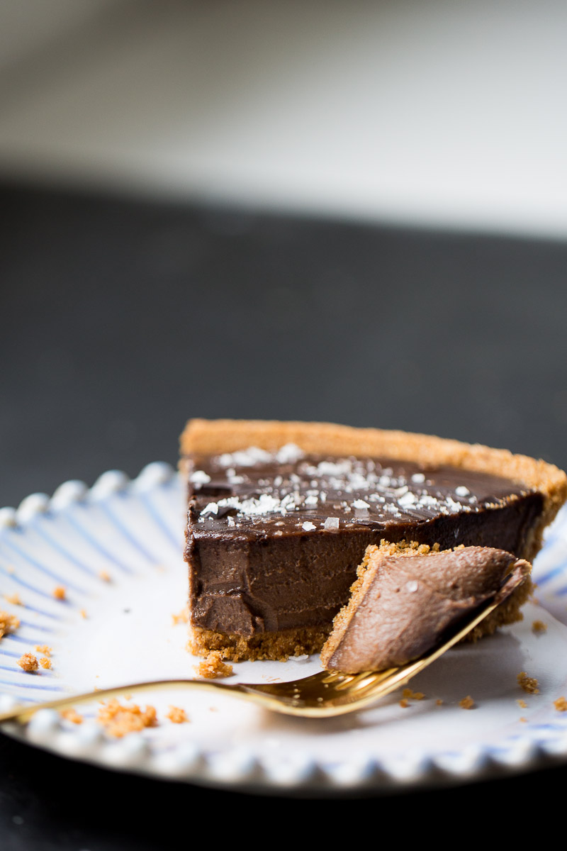This recipe for creamy chocolate vegan pie is delicious and super easy to prepare. The filling is made with cashews, coconut milk, dark chocolate and a hint of chipotle pepper.
