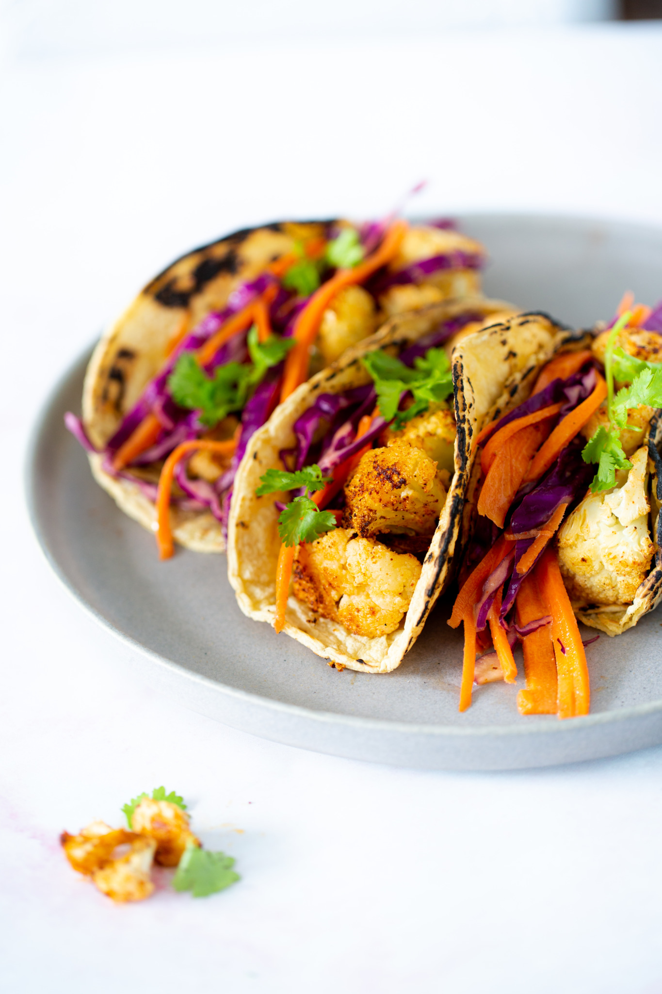 tacos de coliflor rostizada/ roasted cauliflower tacos