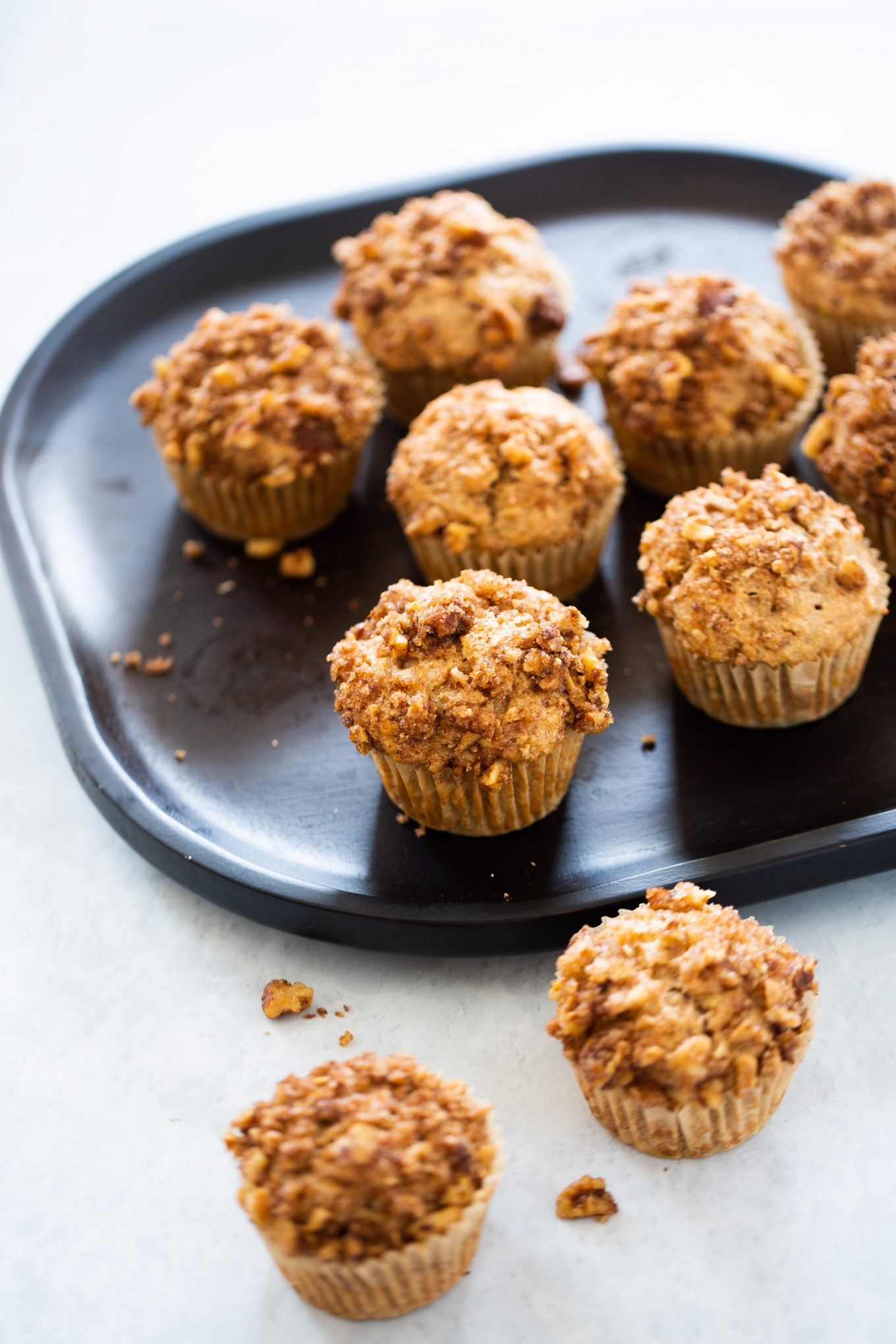 Vegan muffins with cinammon-nut topping