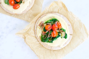 Pita with hummus, greens, cherry tomatoes & shallots: an extra fast lunch