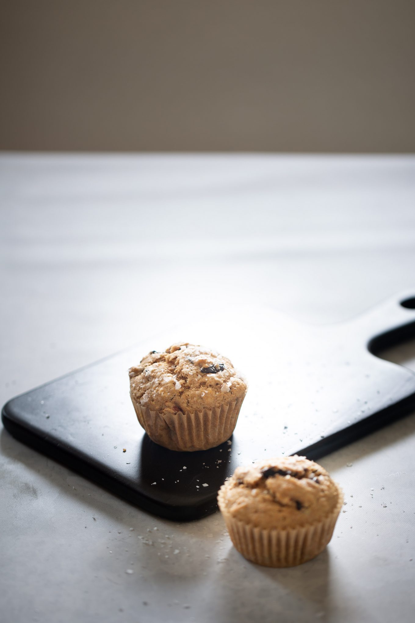 Vegan muffins with dark chocoalte, almonds and a pinch of salt