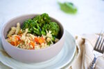 Pasta con broccolini y tomate.