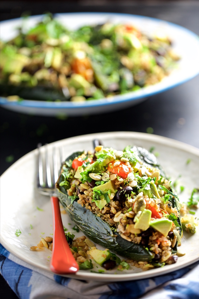 Super opción de cena rápida, vegana y deliciosa Chiles rellenos de quinoa y semillas