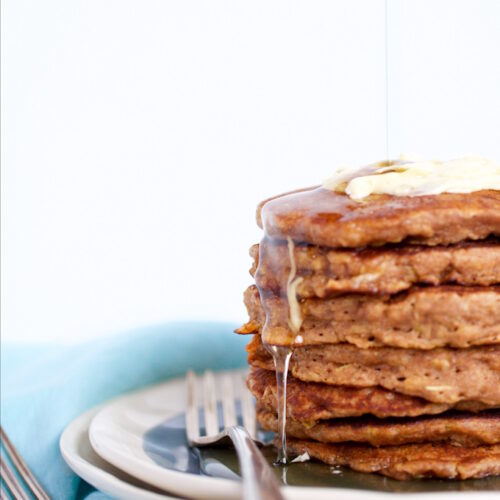 Oats and apple pancakes, the perfect recipe for a Sunday vegan brunch.