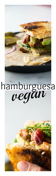 Hamburguesa vegan, hecha con frijol, papa, champiñones y otros ingredientes sorpresa.