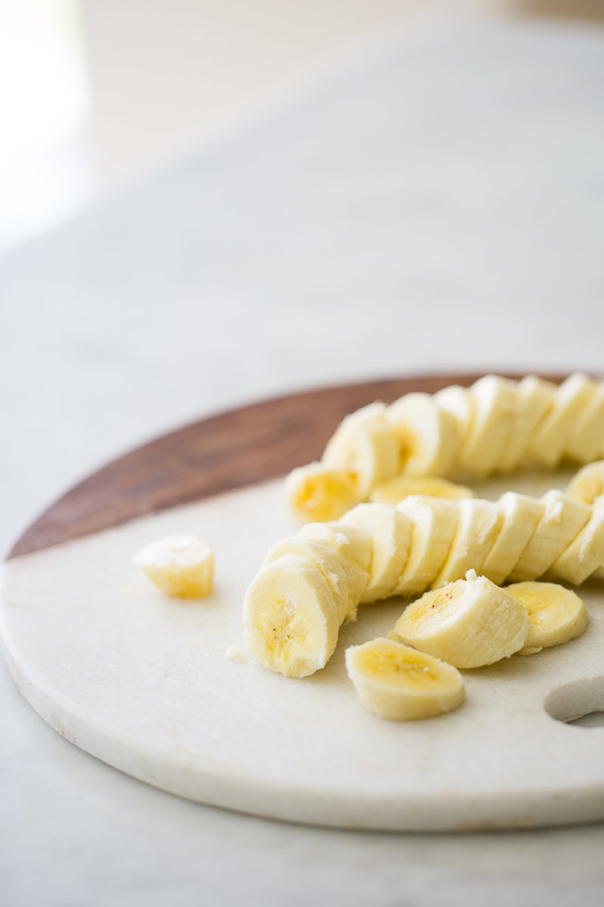 More than a recipe, this oats with caramelized bananas is an idea on how to transform a bland oatmeal breakfast into something delicious and magical.
