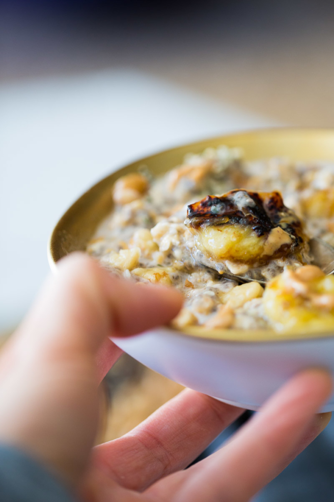 More than a recipe, this oats with caramelized bananas is an idea on how to transform a bland oatmeal breakfast into something delicious and magical.