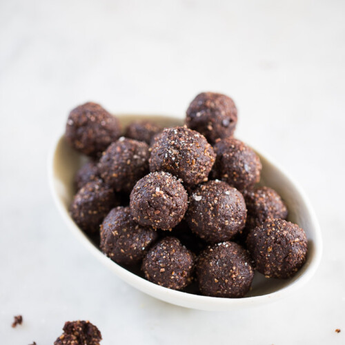 Four ingredient truffles: vegan, healthy and chocolatey. Trufas detox, receta perfecta con sólo cuatro ingredientes
