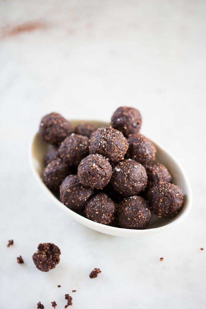 Four ingredient truffles: vegan, healthy and chocolatey. Trufas detox, receta perfecta con sólo cuatro ingredientes