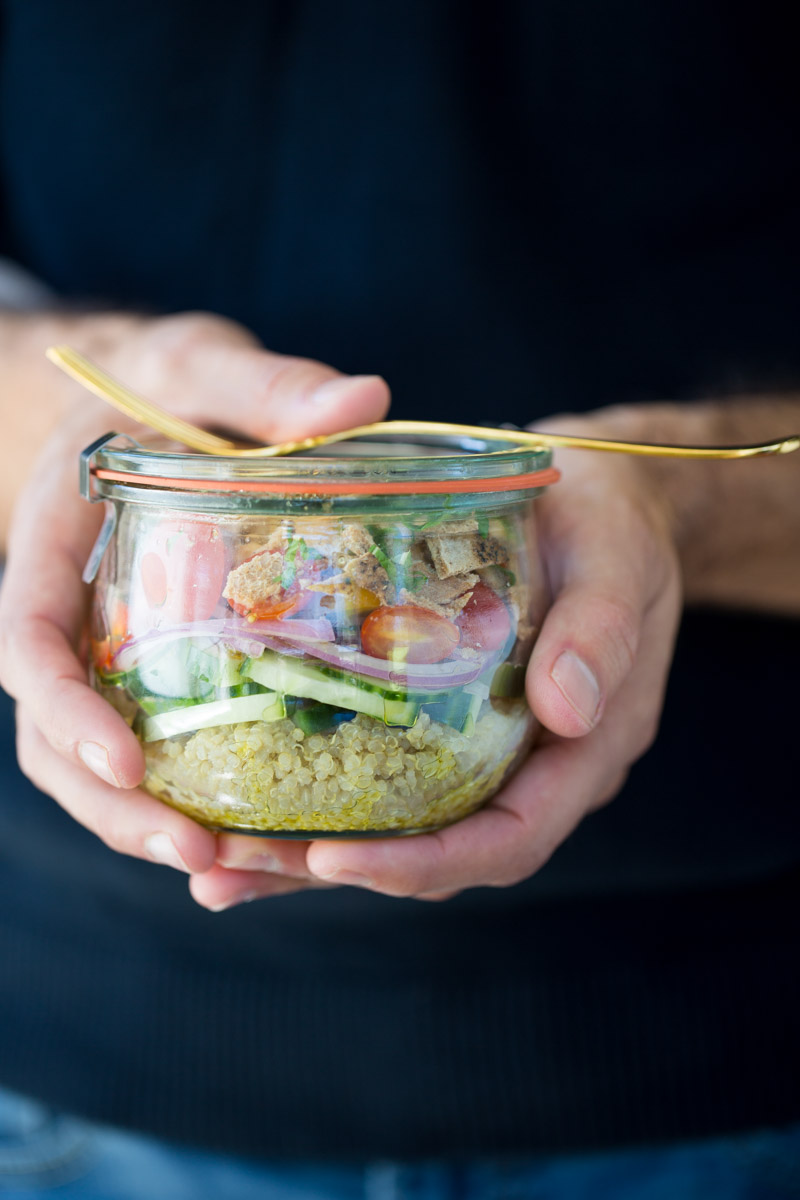 Ensalada mediterránea para llevar en un frasco