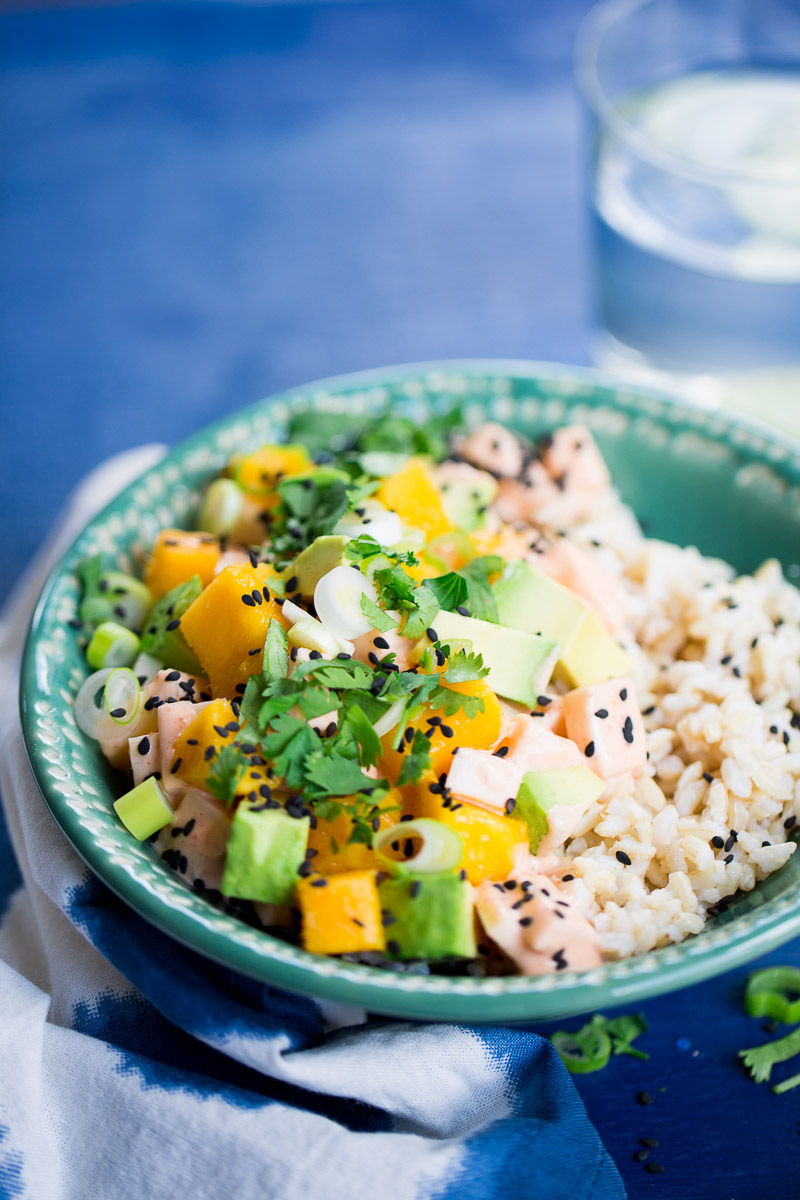Poke bowl vegano con mango y aguacate.