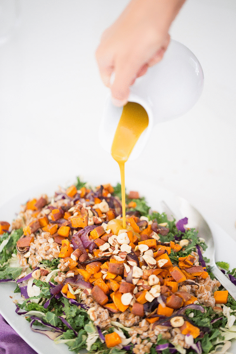 This autumn salad recipe with #vegan honey-mustard dressing is easy, nutritious and perfect for this season. I'm obsessed with it!