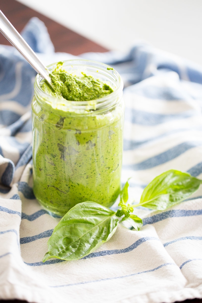 Receta de pesto clƔsico vegano. Pesto hecho con albahaca, perejil y piƱones.