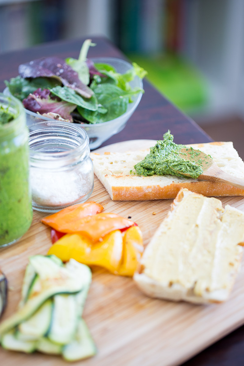 Sandwich de verduras asadas con pesto clasico vegano. Receta de sandwich vegano, delicioso y super fƔcil.