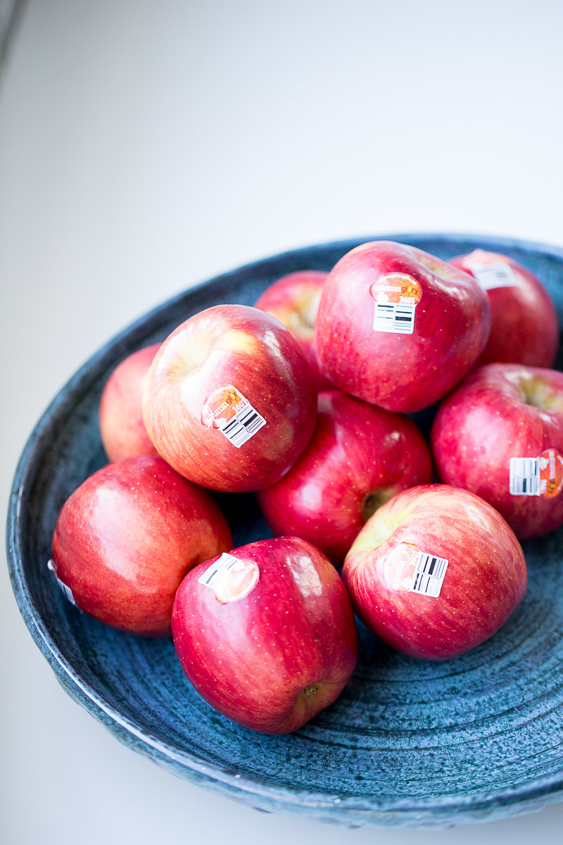 ablue bowl with apples.