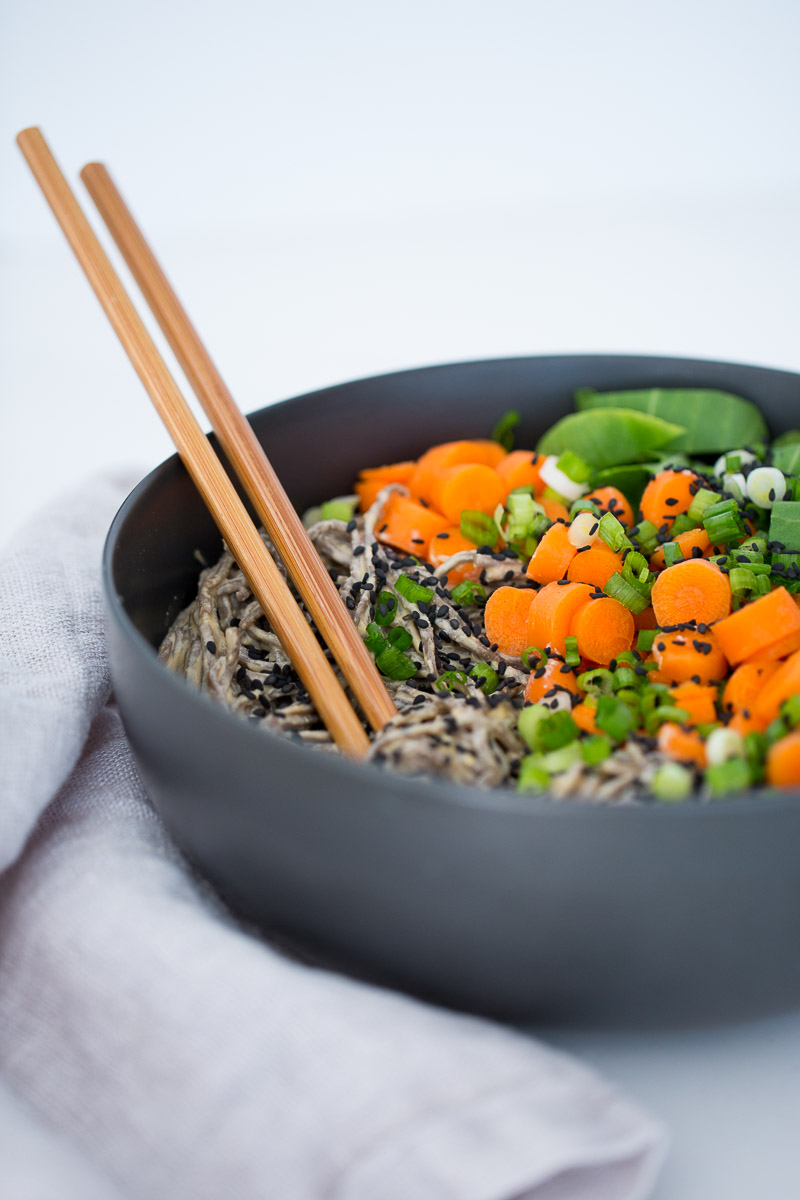 Receta vegana de Salsa oriental con 6 ingredientes y unos noodles.