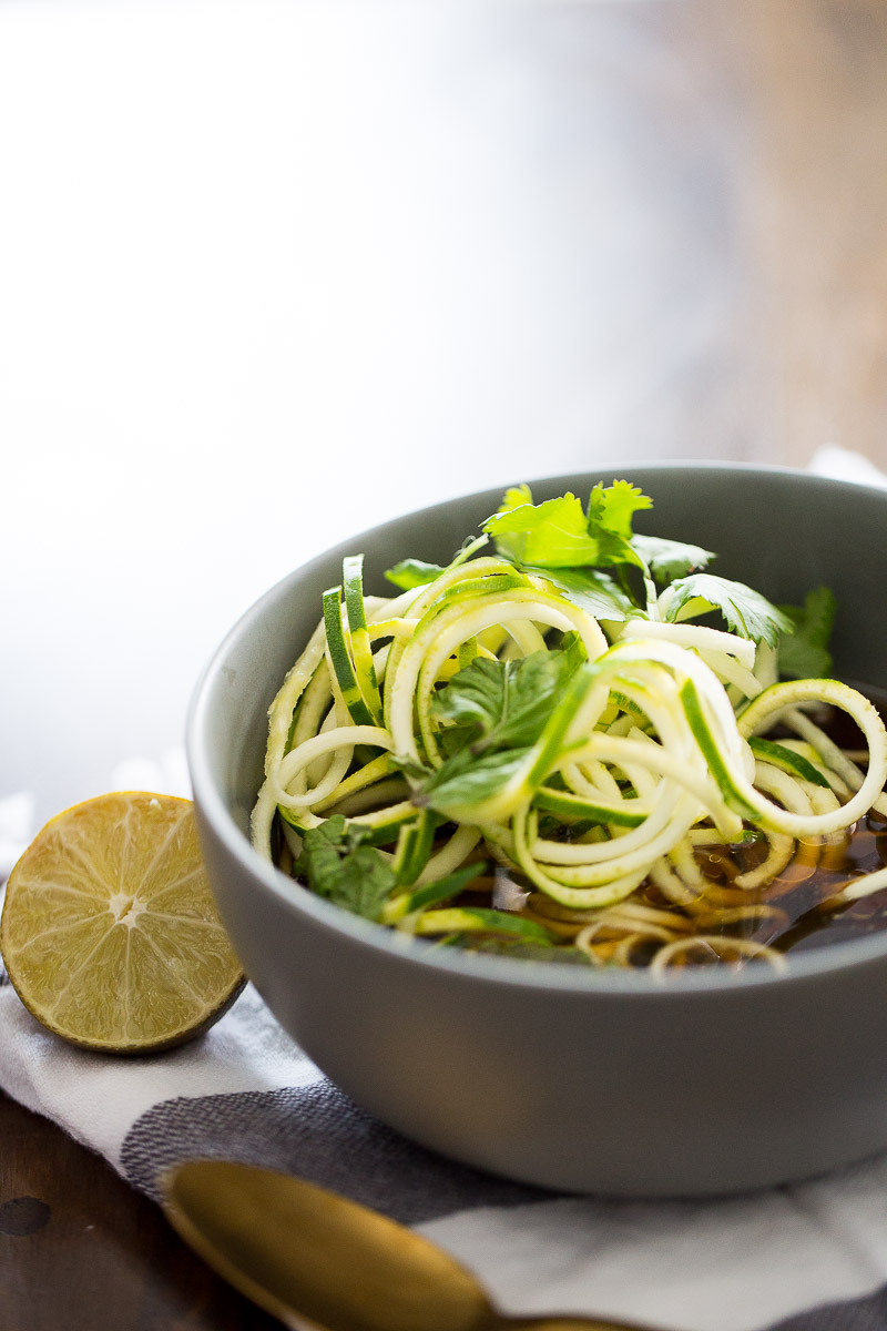 Receta vegana de pho con noodles de zucchini, receta sana, receta fácil y deliciosa.