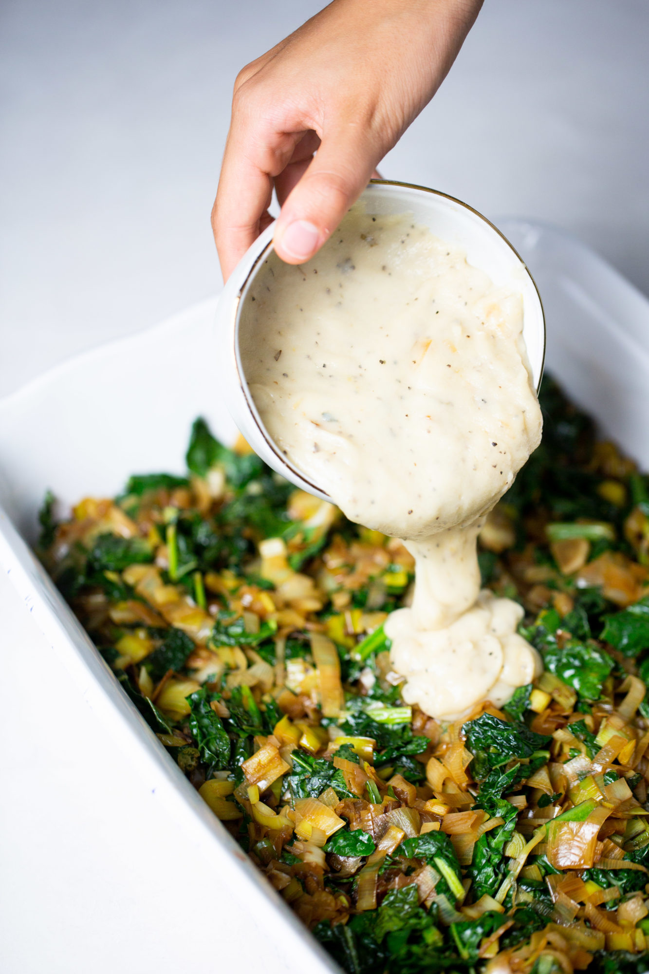Poniendo roux en verduras.