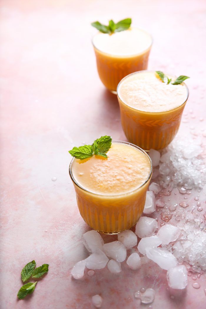 Tres vasos de bebida de vino blanco con durazno congelado