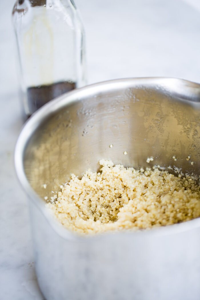 quinoa cocida en una olla de acero inoxidable