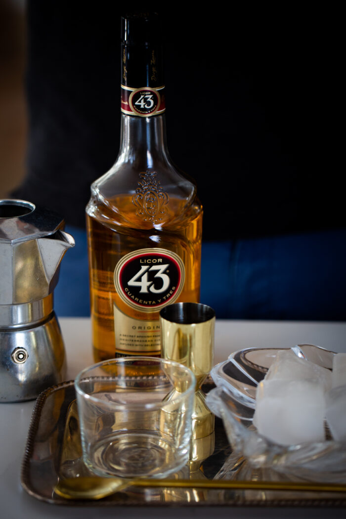 licor 43 bottle, ice, espresso coffee maker, glaces