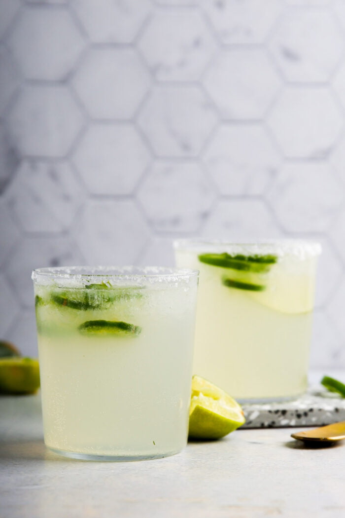 dos vasos con mezcal drink con limón y jalapeño