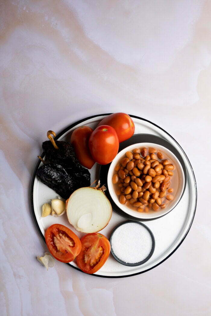 tomate, chile ancho, frijol pinto, cebolla y ajo para hacer la sopa tarasca